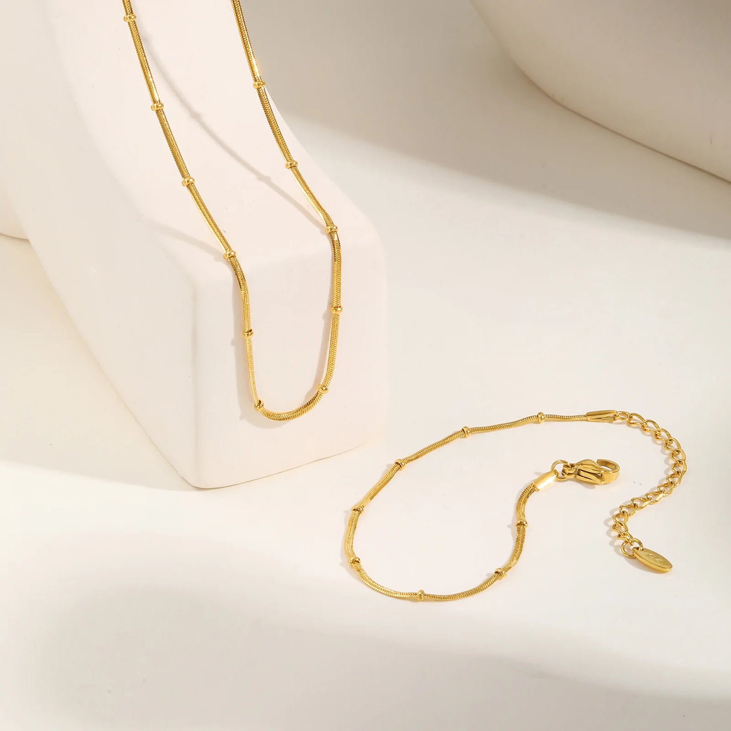 Serpella Glow – Gold-Plated Snake Bead Bracelet
