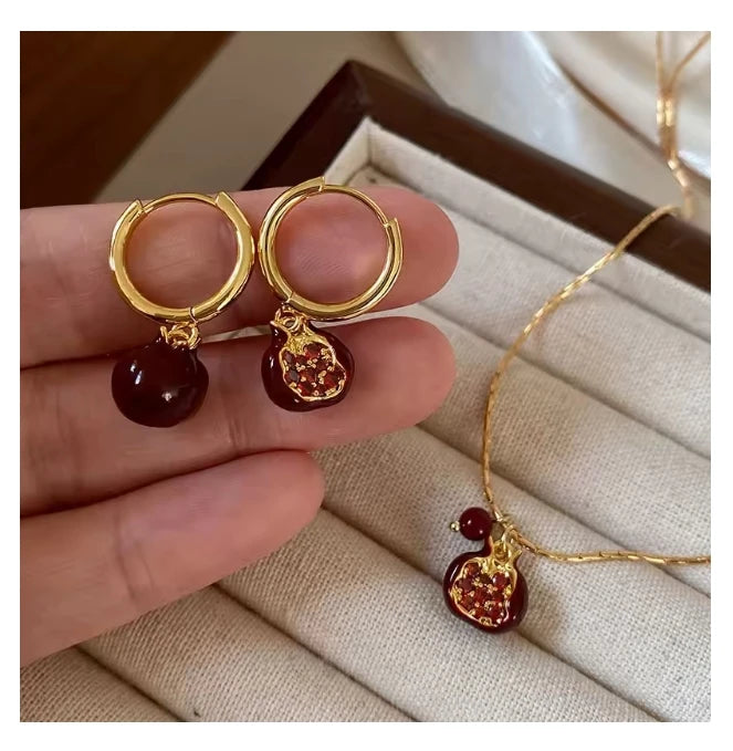 Pomelisse – Retro Pomegranate Collar Necklace