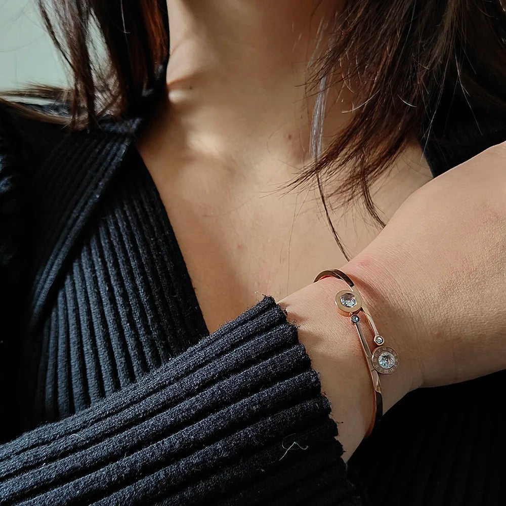 Serena Radiance – Elegant Roman Numeral Bangle